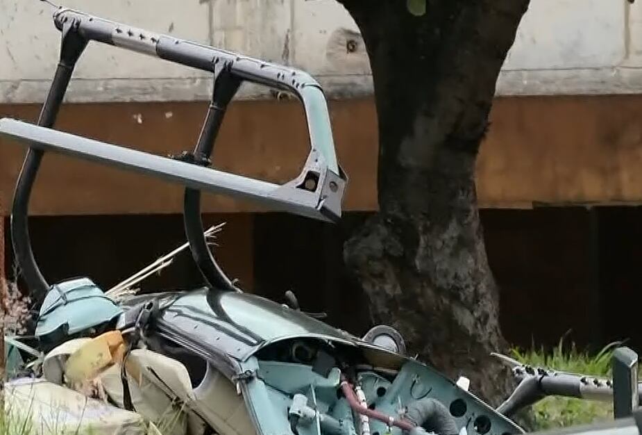 Destroços de helicópteros atingem condomínio e danificam veículos após acidente no Rio