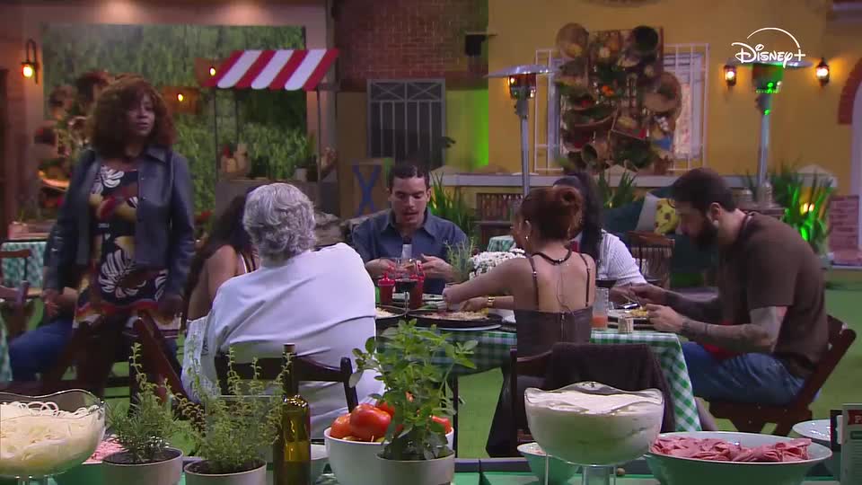 Dudu Camargo, é você? Chef Roberto Ravioli faz moradores elegerem possível campeão da Casa do Patrão