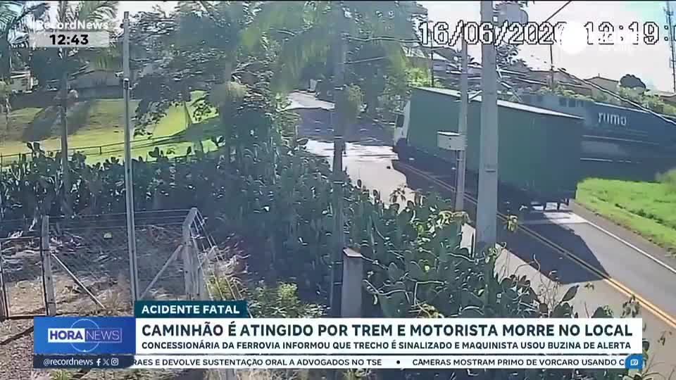 Caminhão é atingido por trem e motorista morre no local