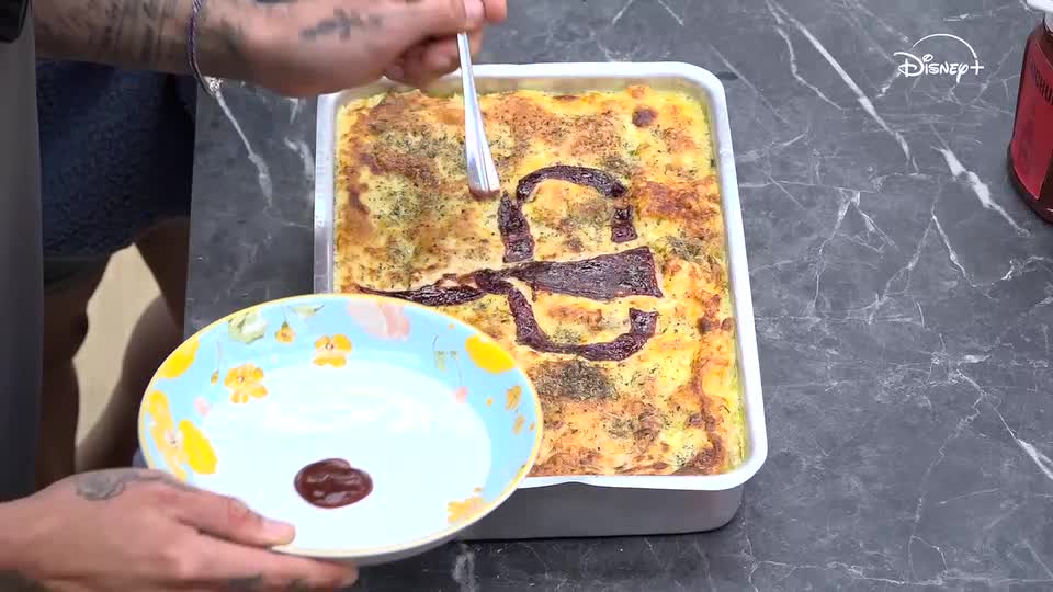Vivão faz lasanha enfeitada com símbolo da Casa do Patrão