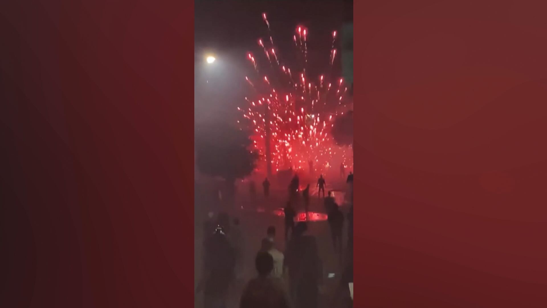 Vizinhos fazem guerra de fogos de artifício em Salvador