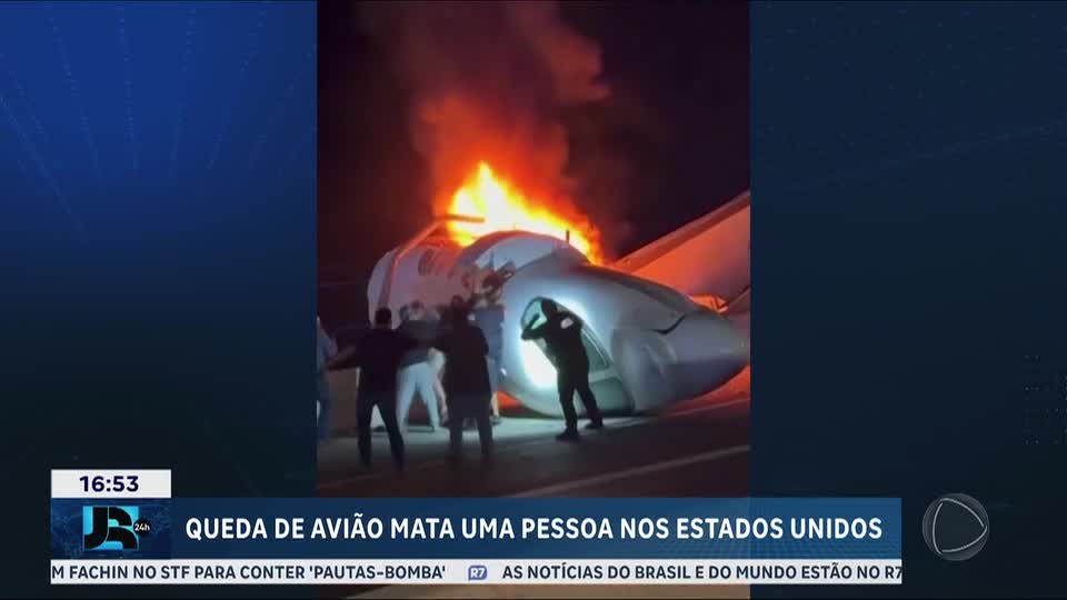 Avião cai em rodovia, pega fogo e deixa um morto e seis feridos no Texas