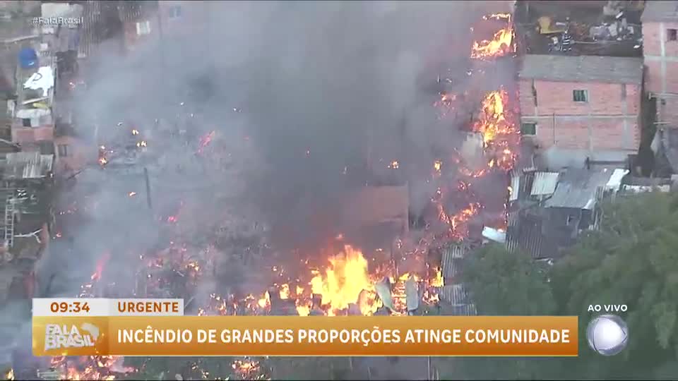 Incêndio de grandes proporções atinge comunidade em São Paulo   