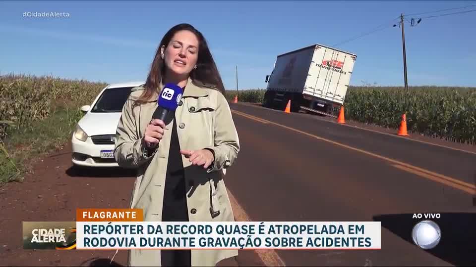 Repórter e cinegrafista quase são atropelados durante gravação sobre acidente de trânsito no Paraná