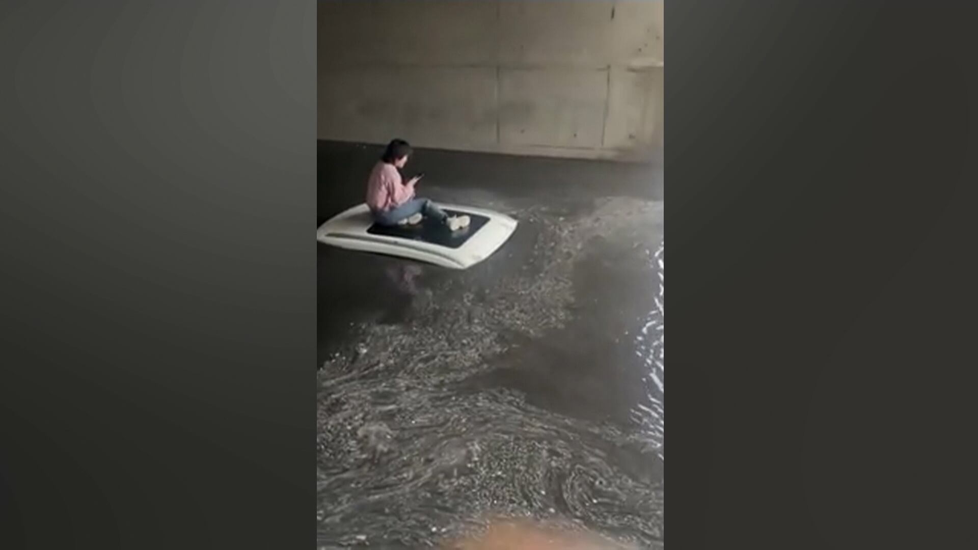 Grupo se mobiliza para salvar mulher presa em enchente
