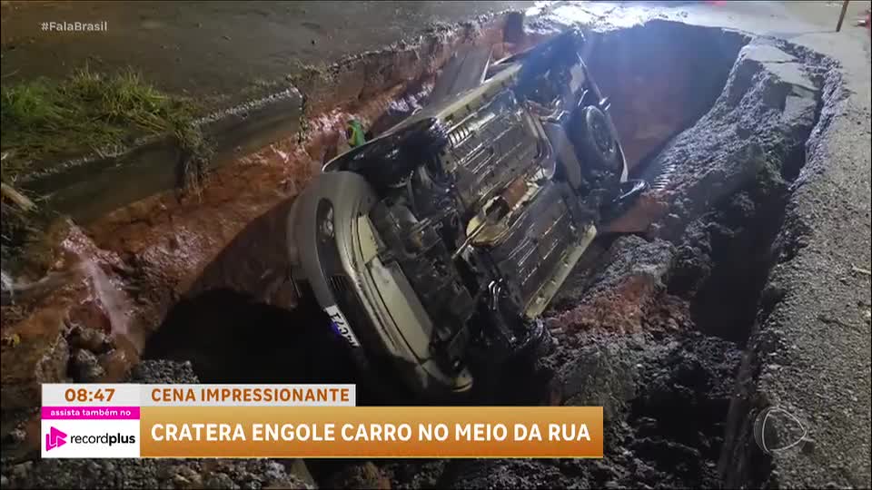 Carro cai em cratera aberta por chuva em Ribeirão Pires, São Paulo