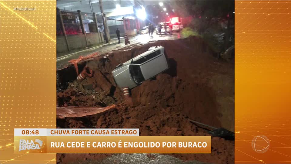 Carro é engolido por cratera no meio de rua em Cajamar, na Grande São Paulo