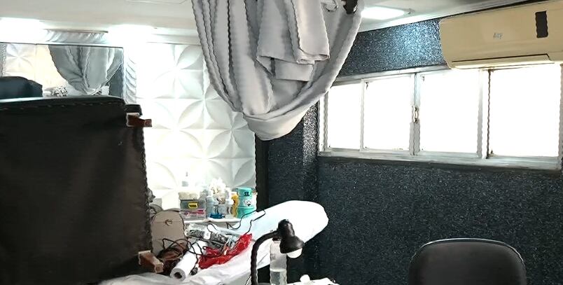 Criminosos abrem buraco em parede e furtam salão de beleza na Penha, zona norte do Rio