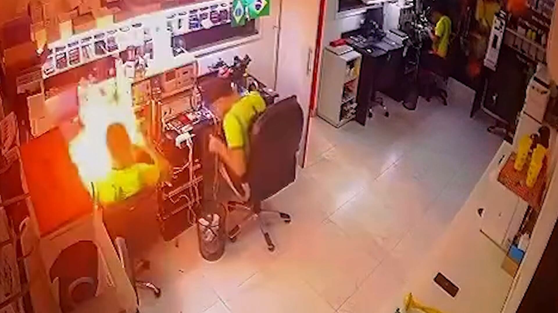 Bateria de celular explode durante manutenção do aparelho