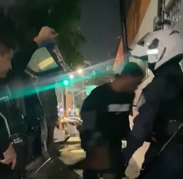 Dupla suspeita de integrar quadrilha de roubo de celulares é presa em Manguinhos, no Rio