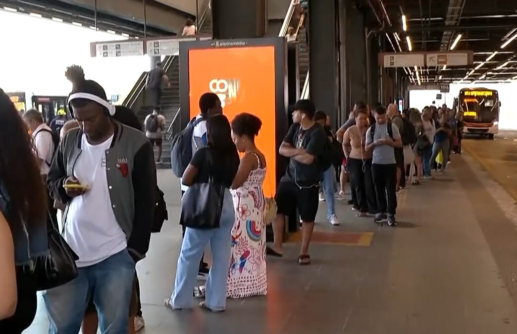 Passageiros enfrentam superlotação, filas e atrasos no 3º dia de greve de ônibus no Rio
