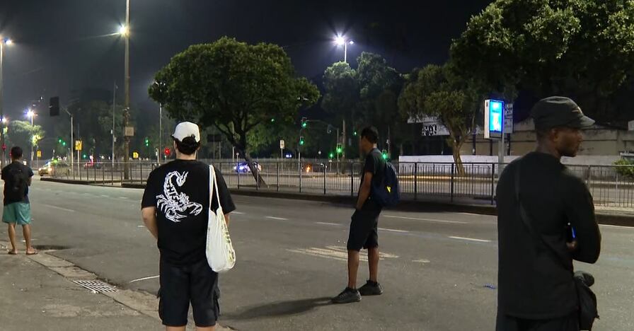 Greve dos rodoviários provoca longas esperas por ônibus durante a madrugada no Rio