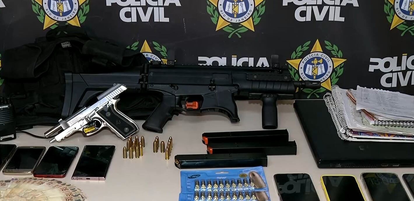Moradores denunciam extorsão e polícia prende dois em operação contra milícia na Baixada