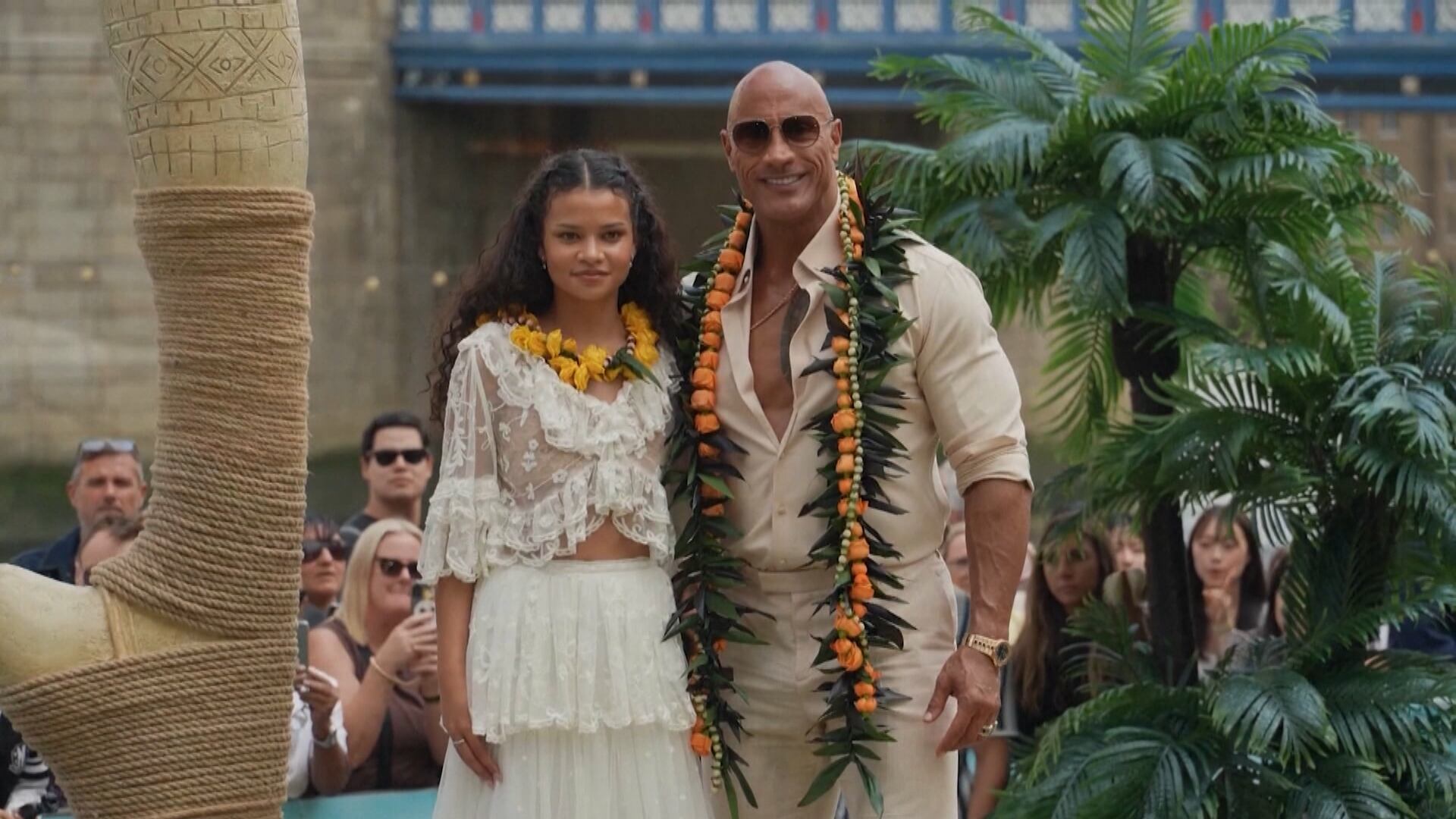 Atores principais de 'Moana' desfilam juntos