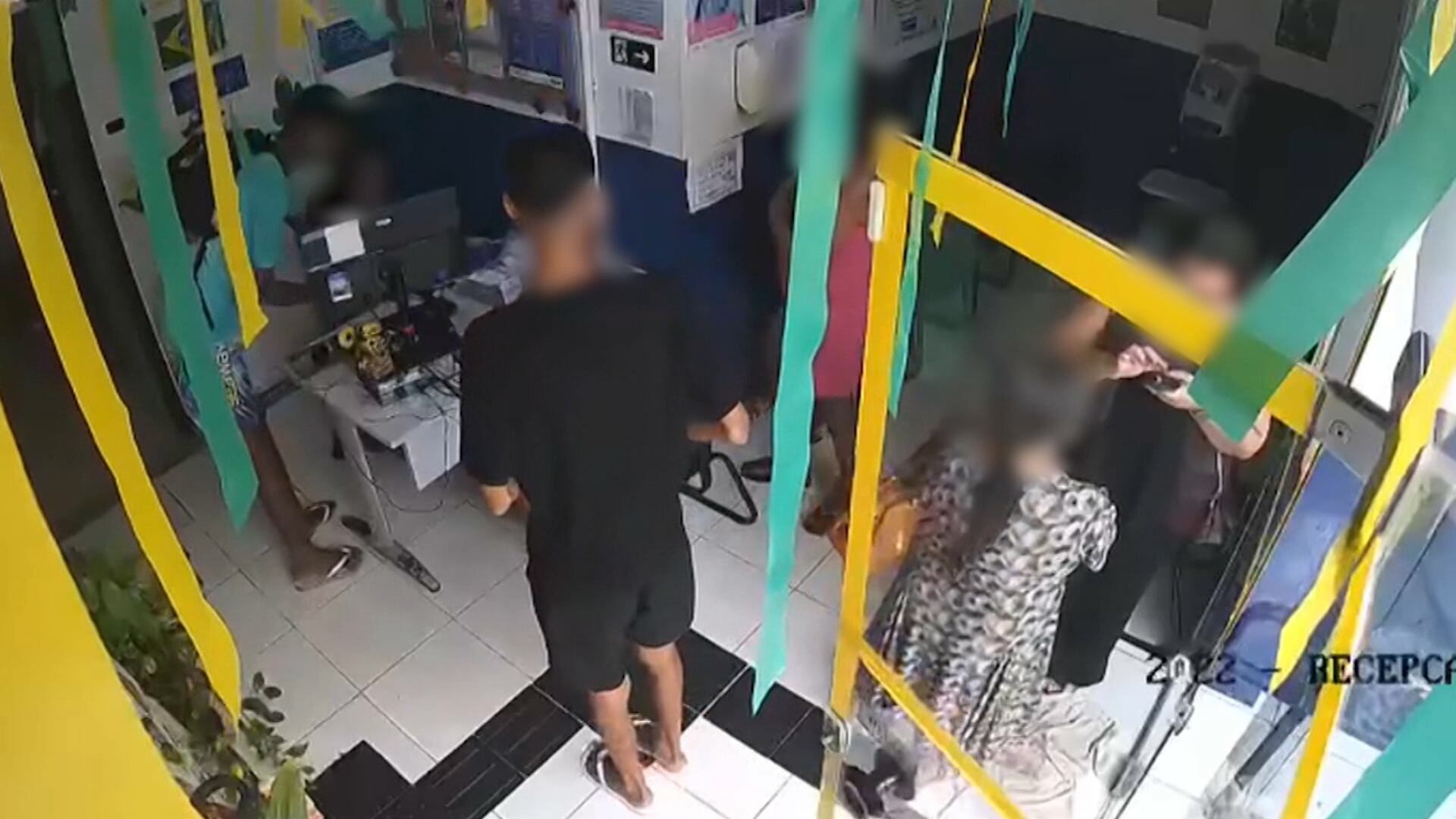 Dupla armada invade Centro de Assistência Social em Salvador (BA); veja imagens