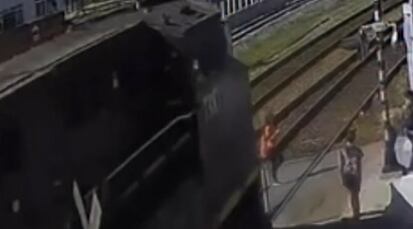 Adolescente de 13 anos é atingida por trem ao atravessar linha férrea em Barra Mansa (RJ)