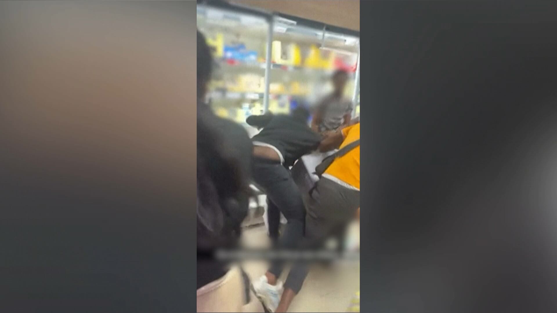 Multidão arromba supermercado para comprar climatizadores em meio ao calor extremo na Europa