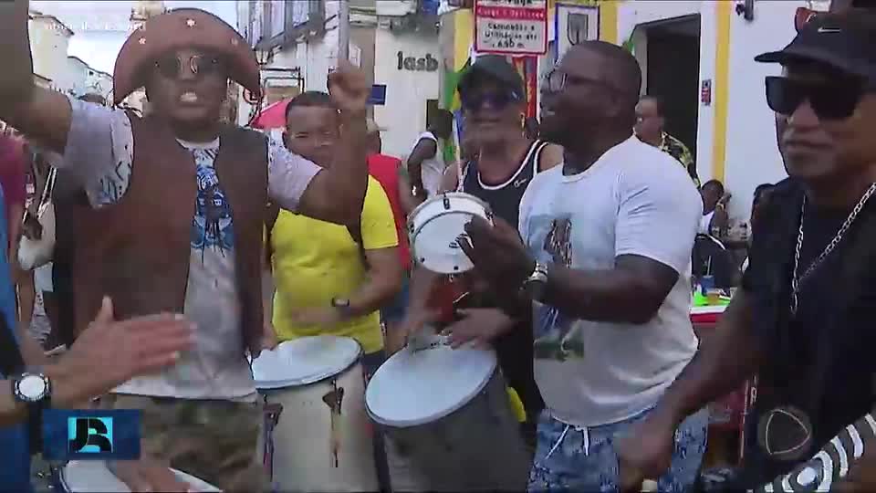 Olodum desafia 'vikings' da Noruega em disputa de criatividade entre torcidas na Copa do Mundo