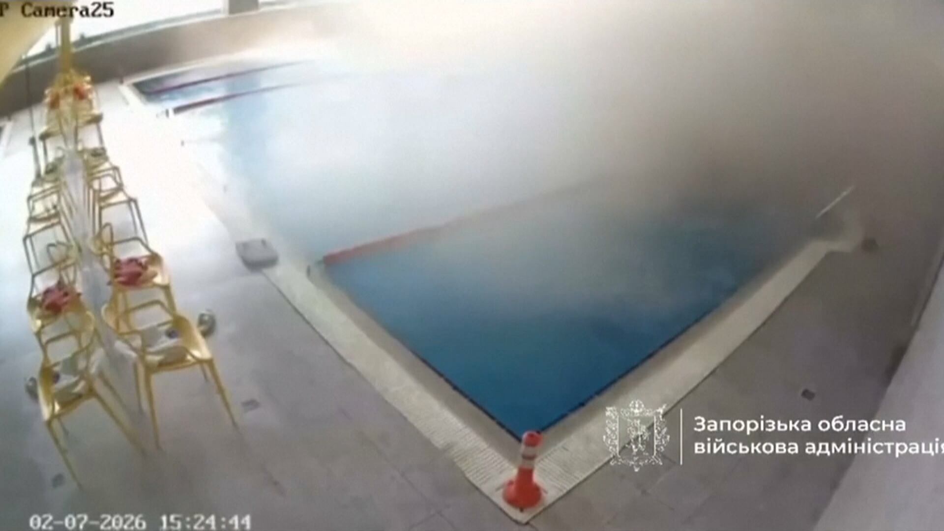 Piscina de academia na Ucrânia é atingida por bomba