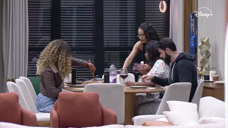 Parças almoçam lasanha preparada por Bianca | Casa do Patrão
