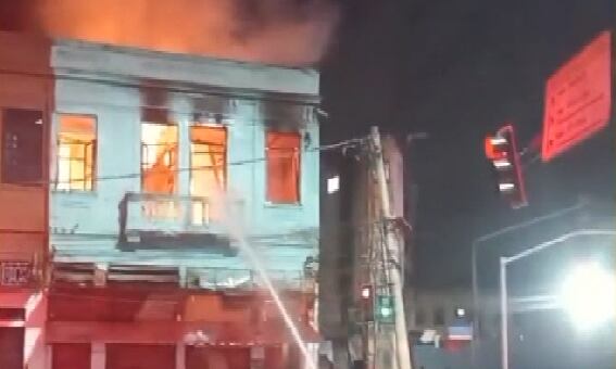 Corpo de Bombeiros combate incêndio em sobrado no Catumbi, no Rio