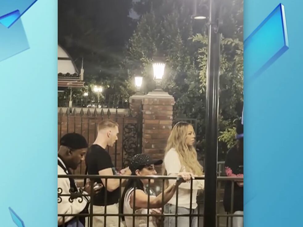 Mariah Carey surpreende fãs ao aparecer em fila de brinquedo nos EUA