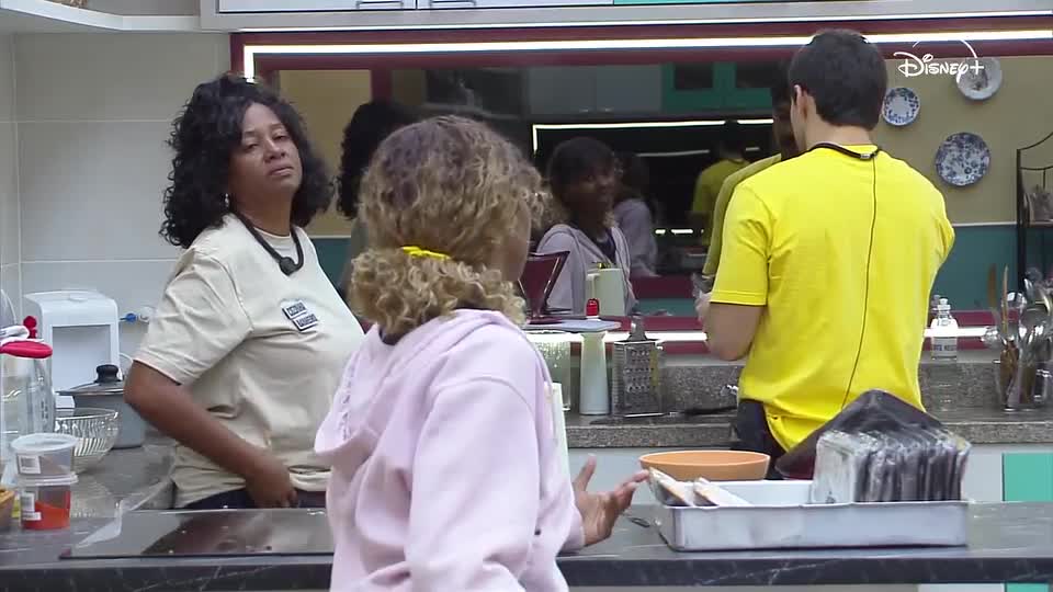 Mari, nova Patroa, decreta toque de recolher e fim da cantoria entre os moradores | Casa do Patrão