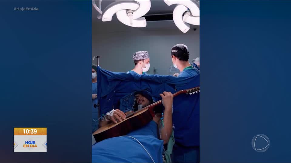Músico toca viola caipira durante cirurgia complexa no cérebro para preservar a fala