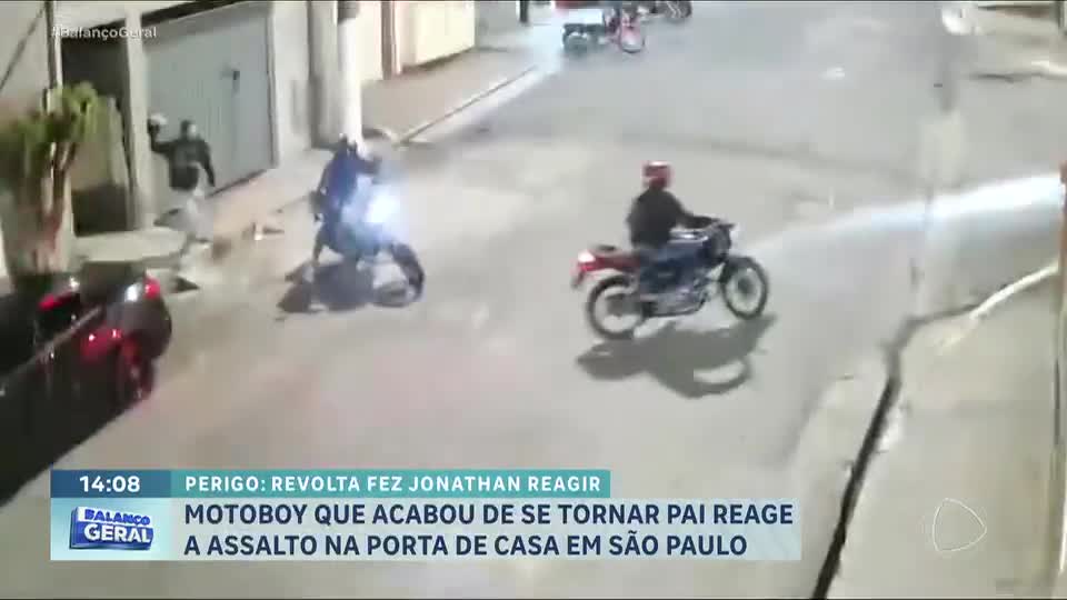Vídeo mostra motoboy reagindo a assalto na porta de casa na zona sul de São Paulo