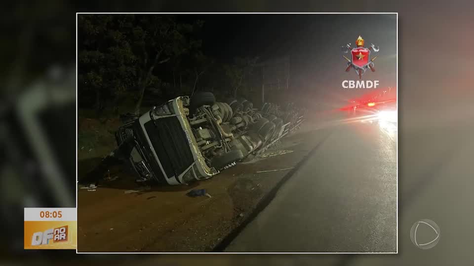 Caminhão carregado de cimento capota na BR-020 e deixa motorista ferido