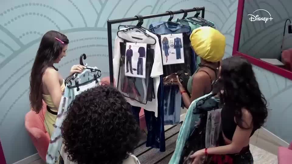 Moradores pegam roupas para Festa Fundo do Mar | Casa do Patrão