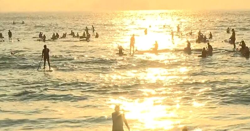 Nem o frio desanima: cariocas mantêm rotina de exercícios na orla de Copacabana, zona sul do Rio