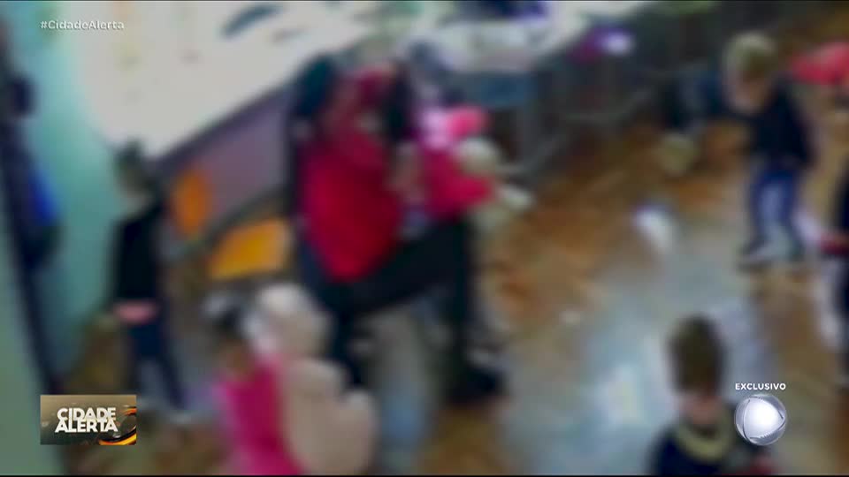 Pai coloca câmera na mochila do filho e flagra agressões em creche no Paraná