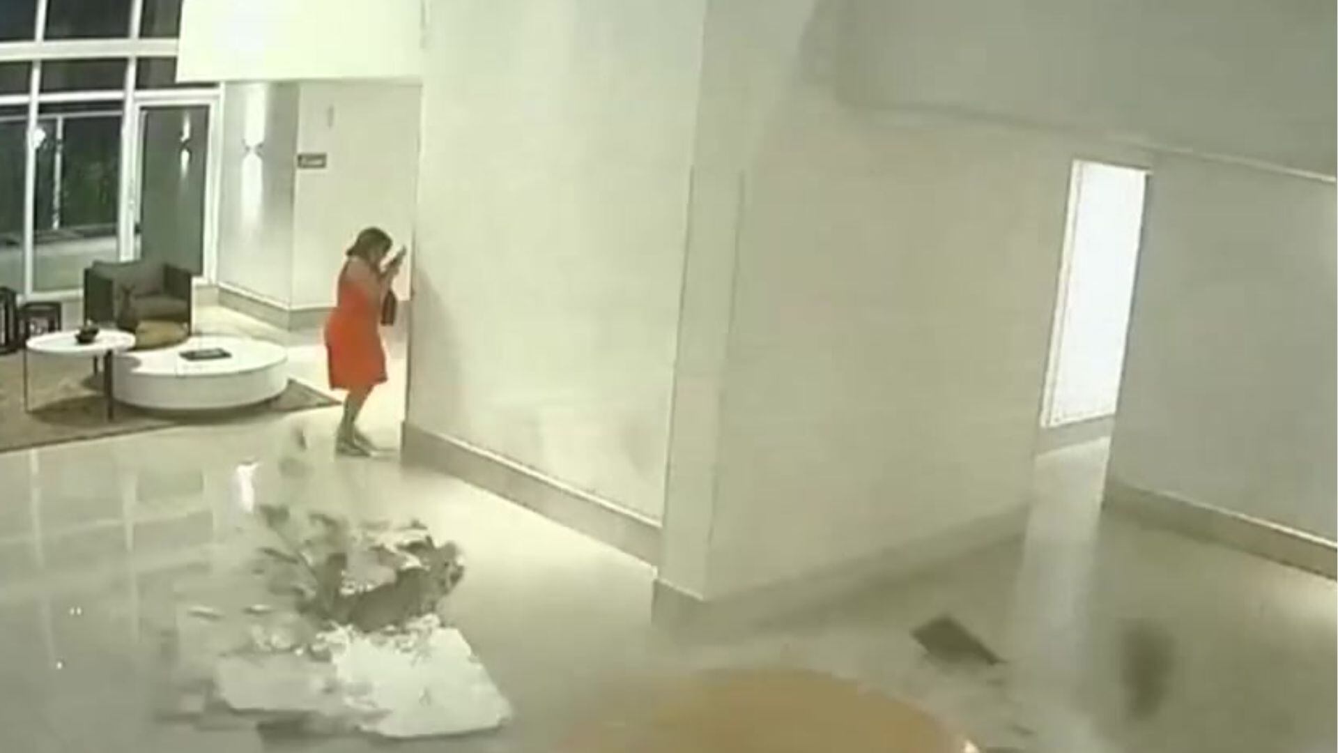 Por pouco! Lustre despenca e quase atinge mulher em recepção de condomínio