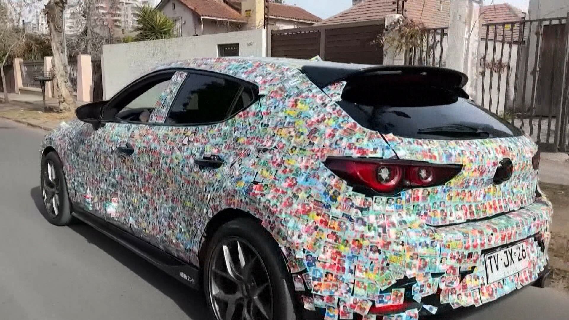 Chileno transforma carro em álbum gigante da Copa do Mundo