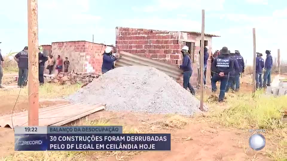 DF Legal usa tratores para derrubar casas em área pública de Ceilândia (DF)