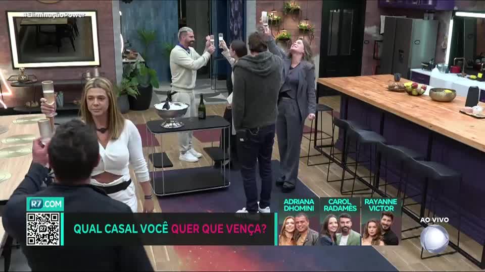 Finalistas ganham champagne e brindam em comemoração | Power Couple