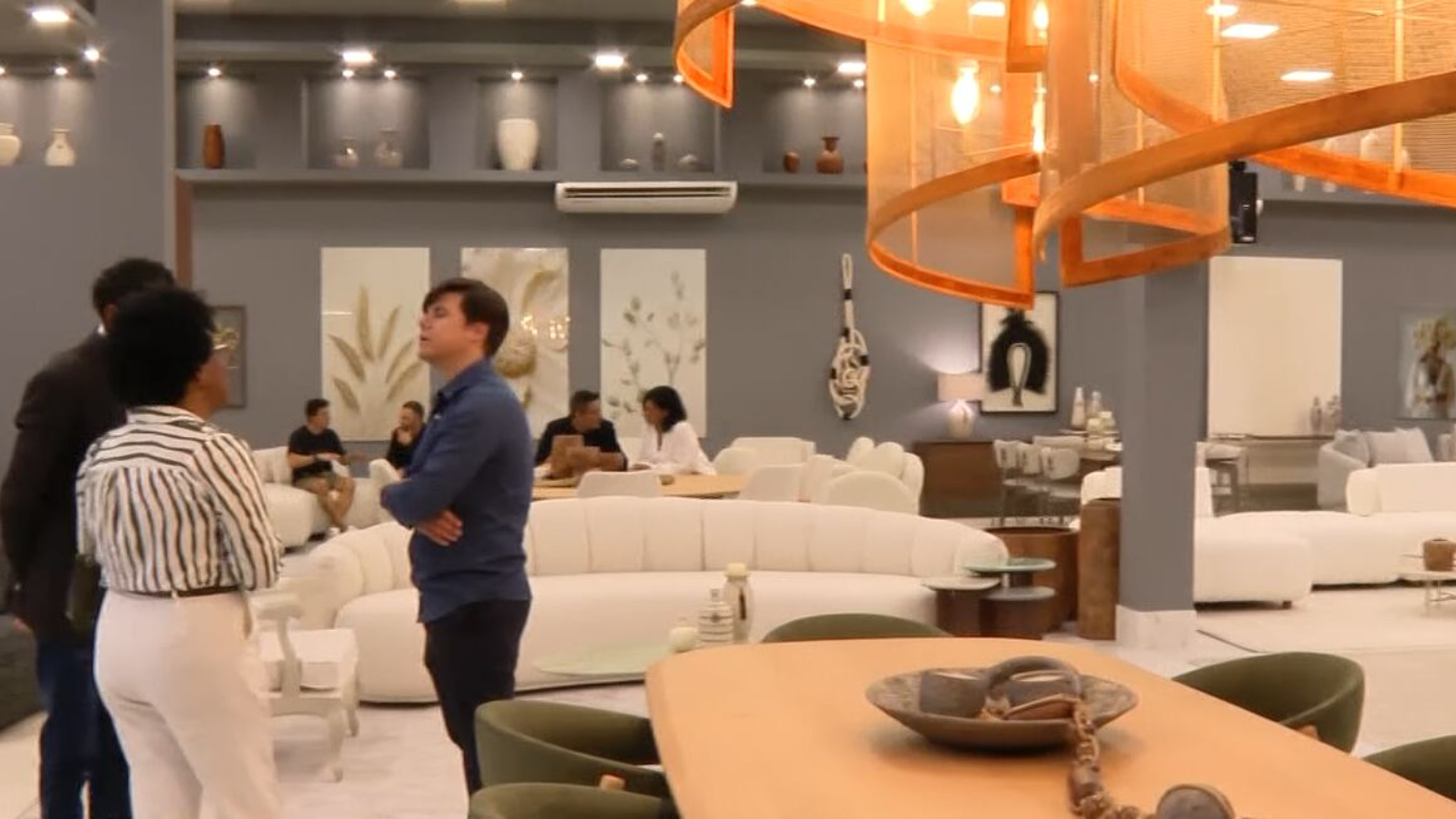 Curvas de Minas inaugura loja na Barra da Tijuca com móveis sofisticados fabricados no Brasil