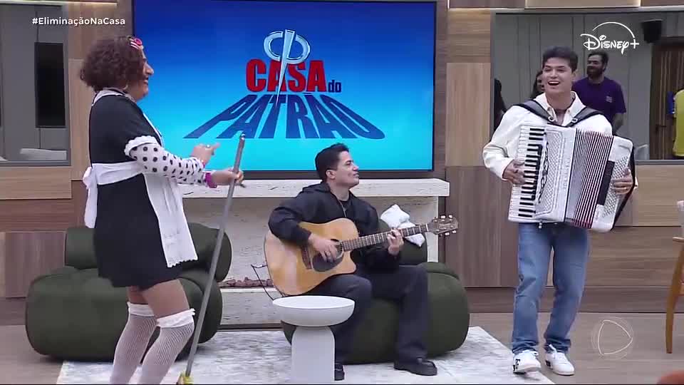 Faxina com música! Moradores recebem show especial de Jonatha e Cristiano na Casa do Patrão