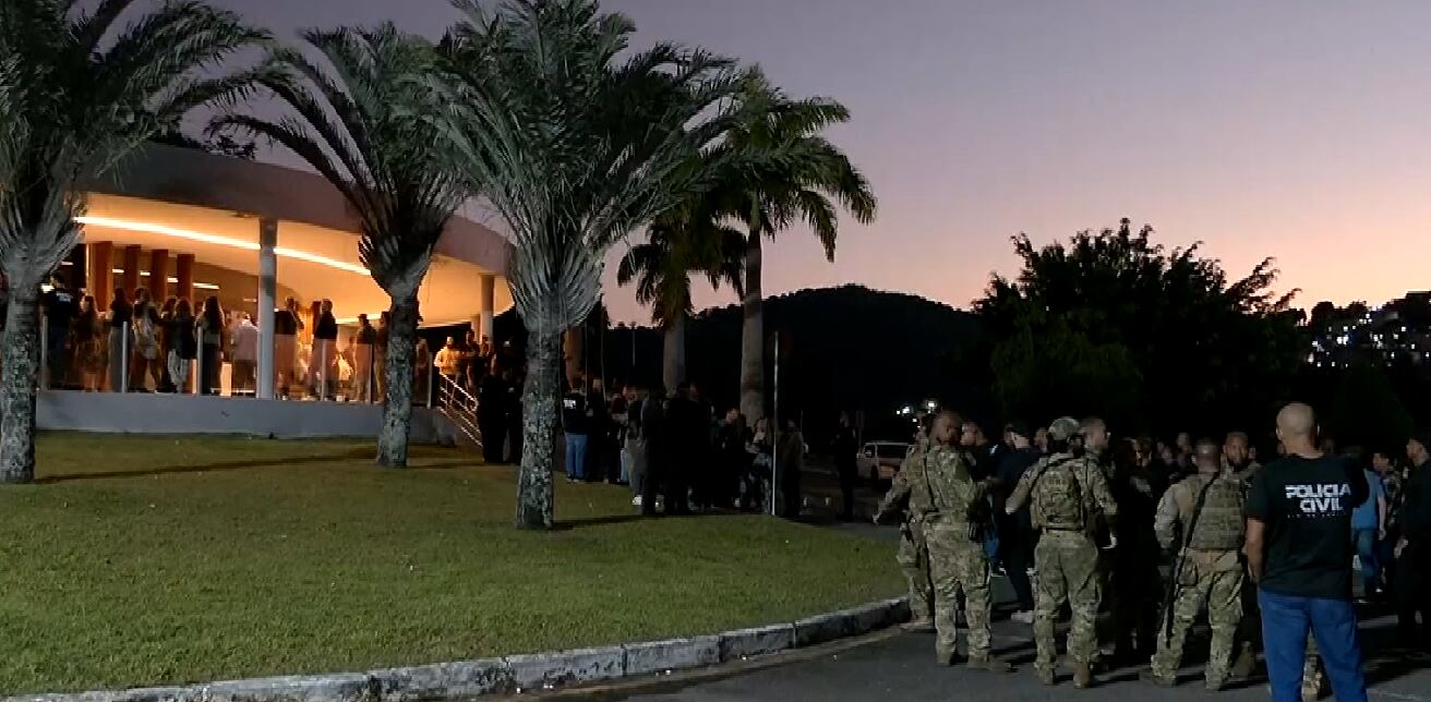 Inspetor da Polícia Civil morto em ataque no Muquiço é enterrado sob forte comoção em Niterói (RJ)