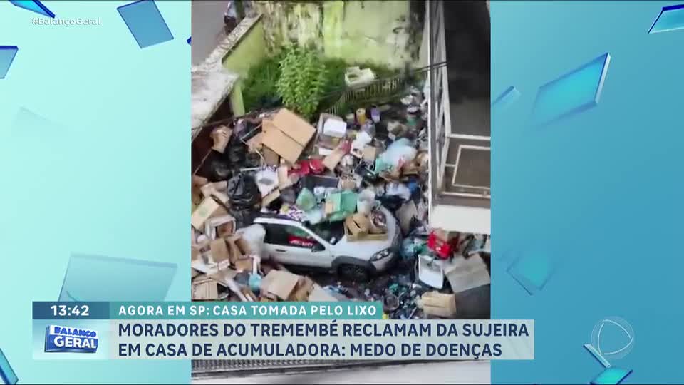 Acúmulo de lixo em casa preocupa moradores no Tremembé, zona norte de SP