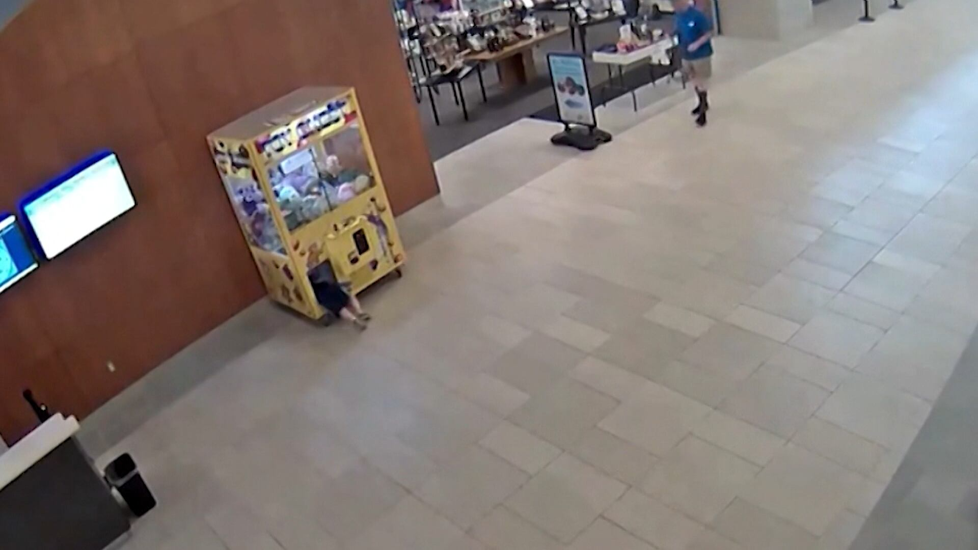 Criança fica presa em máquina de pelúcias de shopping dos EUA