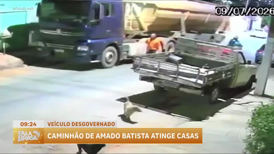 Carreta do cantor Amado Batista desce desgovernada por rua e atinge casas e comércios