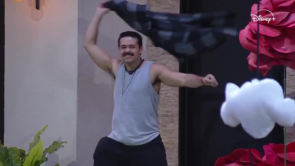 Matheus vence última prova de resistência e é o primeiro finalista da Casa do Patrão