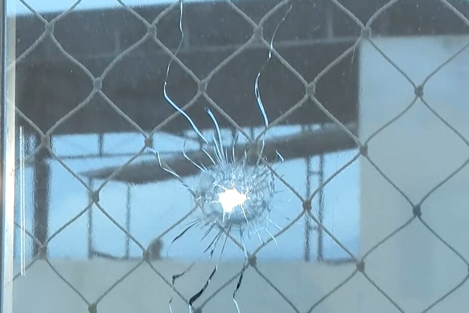 Influenciador tem apartamento atingido por tiro durante confronto na Penha, no Rio