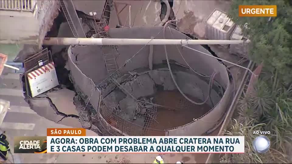 Cratera se abre durante obra da Sabesp e interdita imóveis em SP