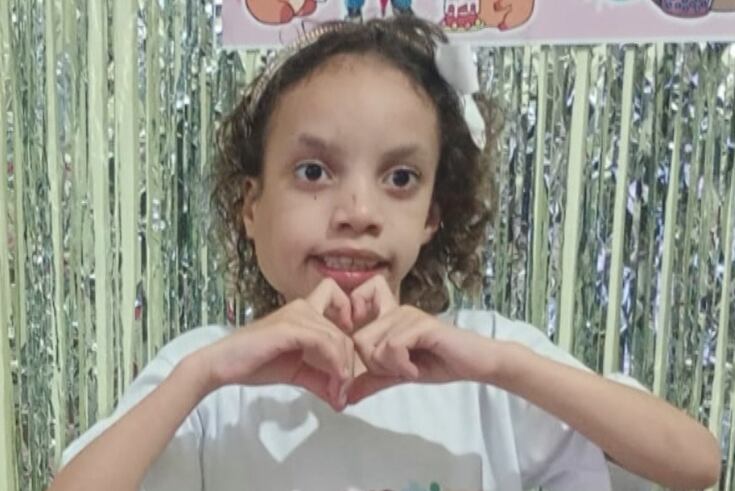 Menina aguarda há 3 meses por medicação contra doença rara que afeta pele, nervos e ossos