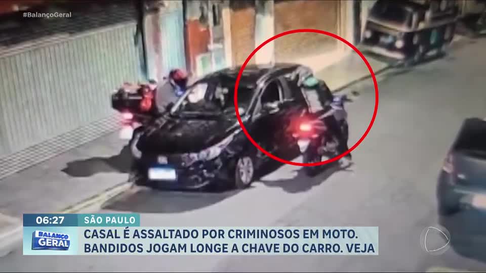 Criminosos jogam chave do carro para longe a fim de evitar que vítimas consigam escapar de assalto