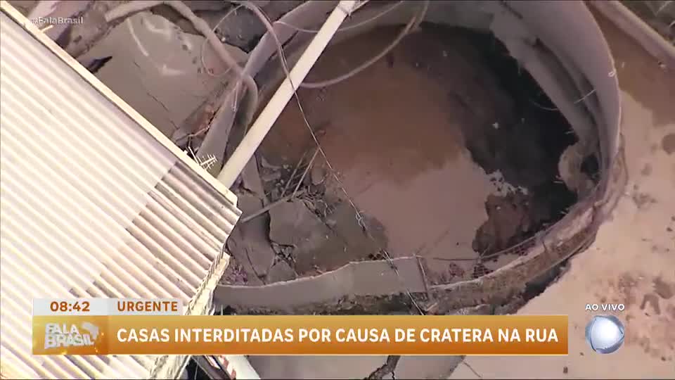 Cratera se abre durante obra da Sabesp e interdita casas em Osasco