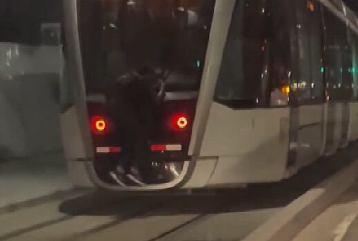 VÍDEO: Homem se pendura em VLT em movimento no Rio